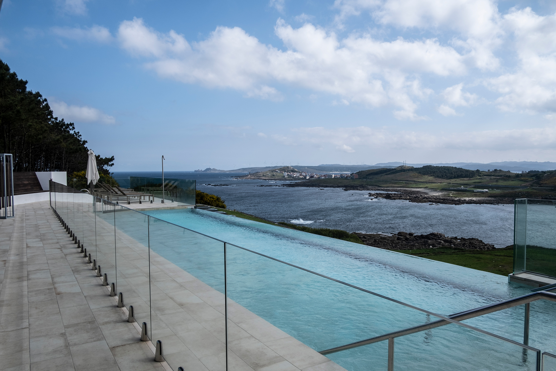 Infinity pool sobre la playa de Lourido y el Atlántico