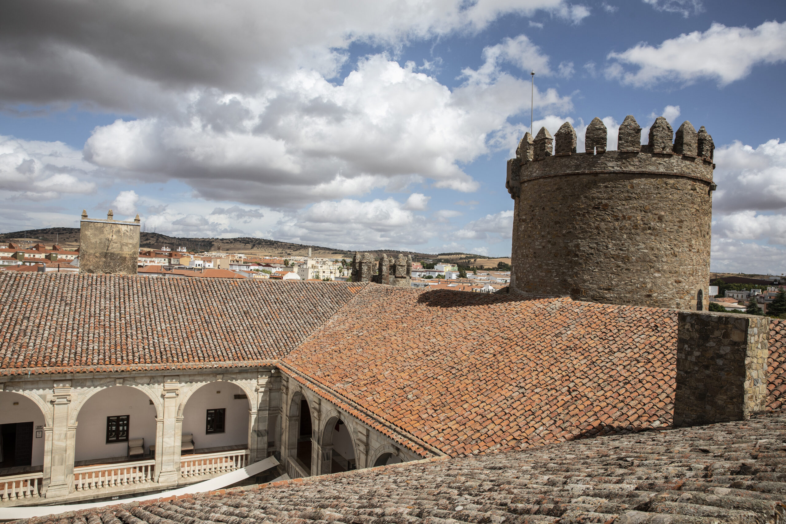 Se puede recorrer el perímetro del antiguo castillo coronado por nueve torres con almenas