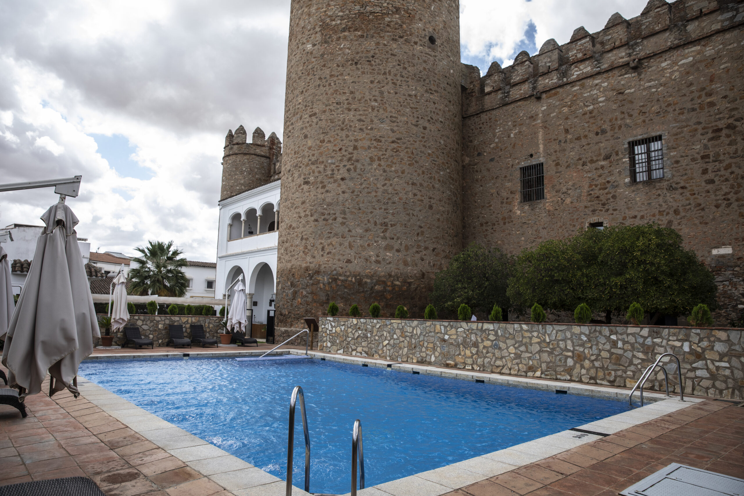 Piscina exterior y jardín en el Parador de Zafra