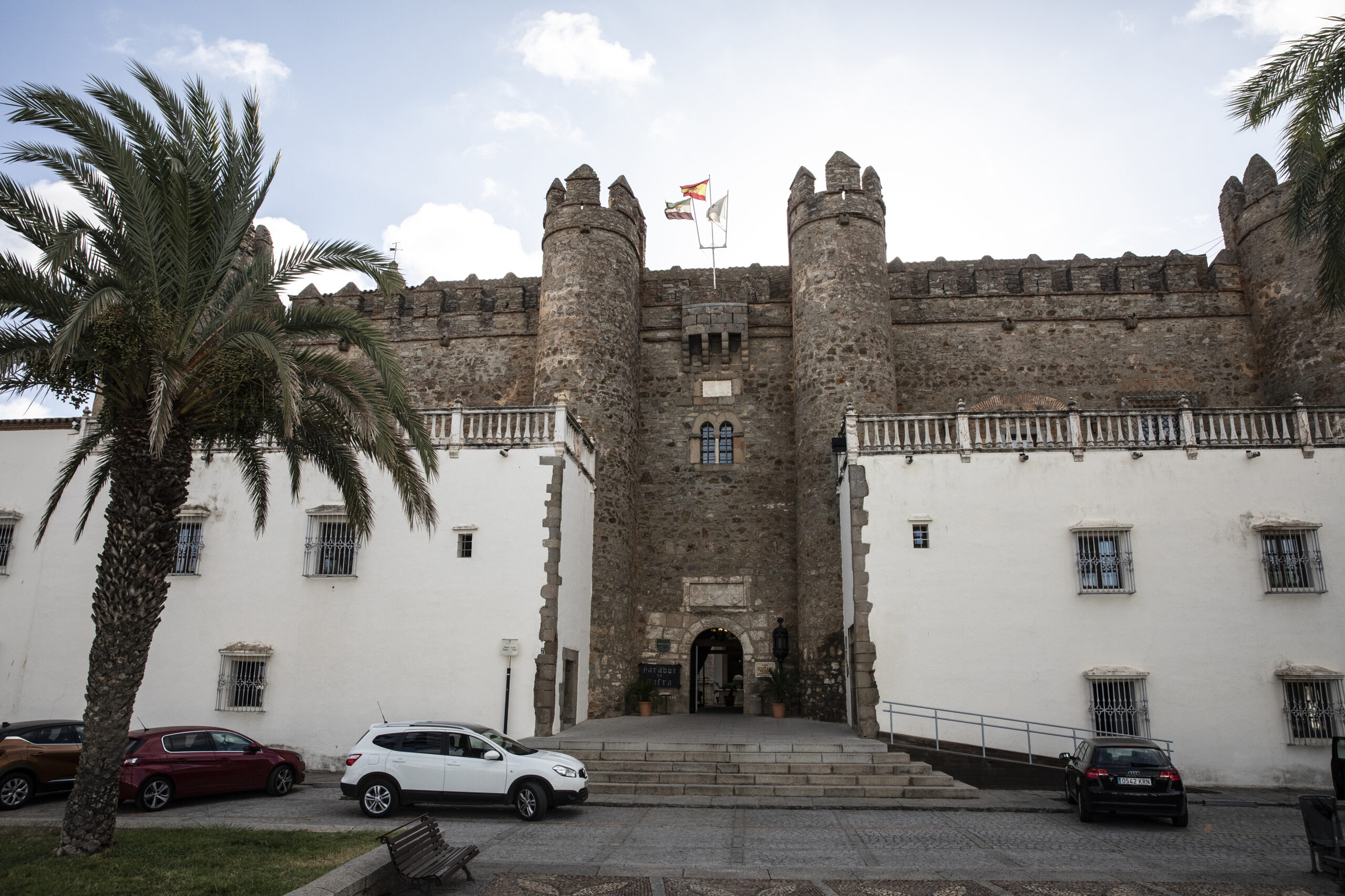 La majestuosa entrada del Parador de Zafra
