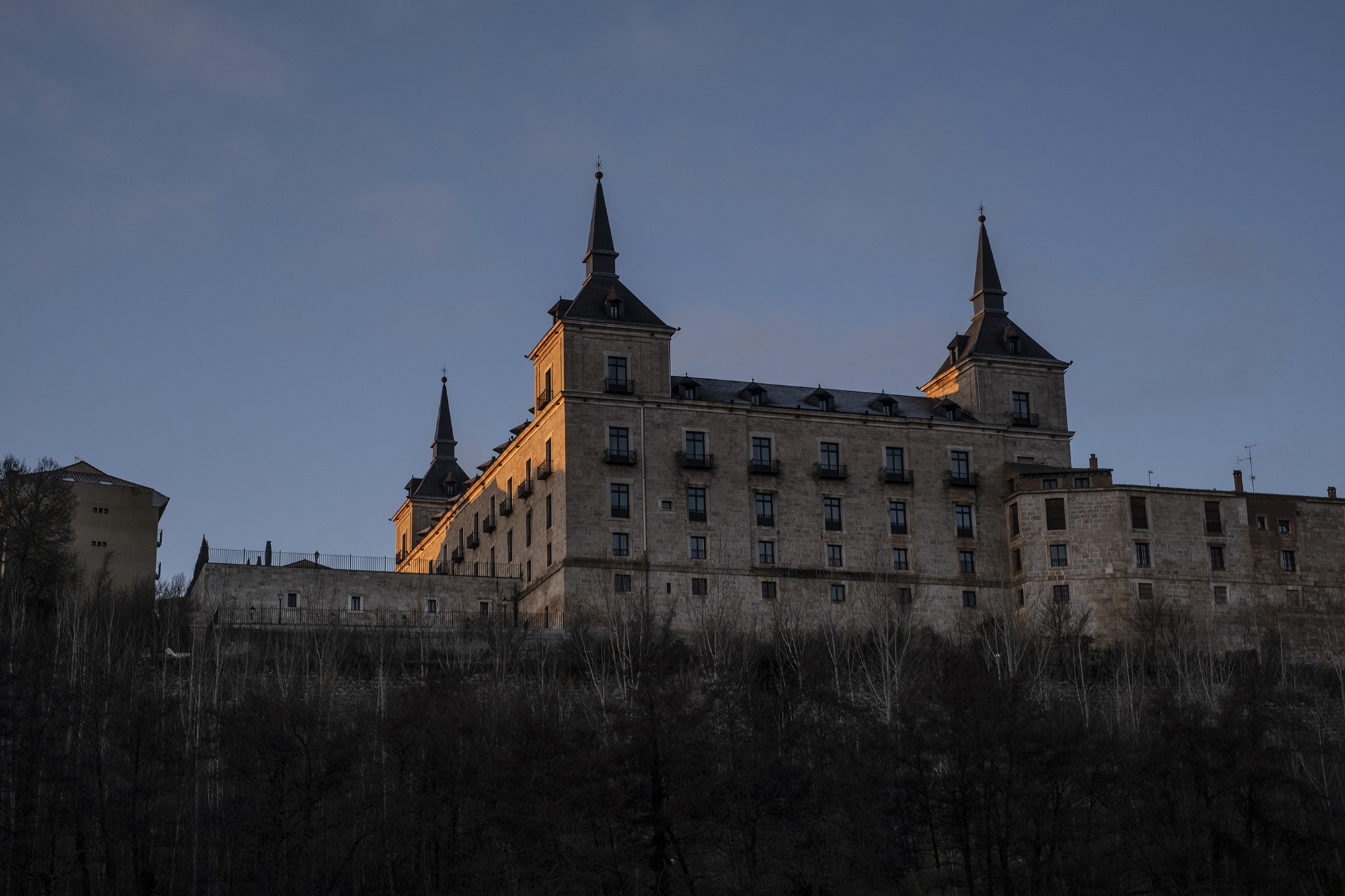 Imagen del Parador de Lerma desde la vega del Arlanza