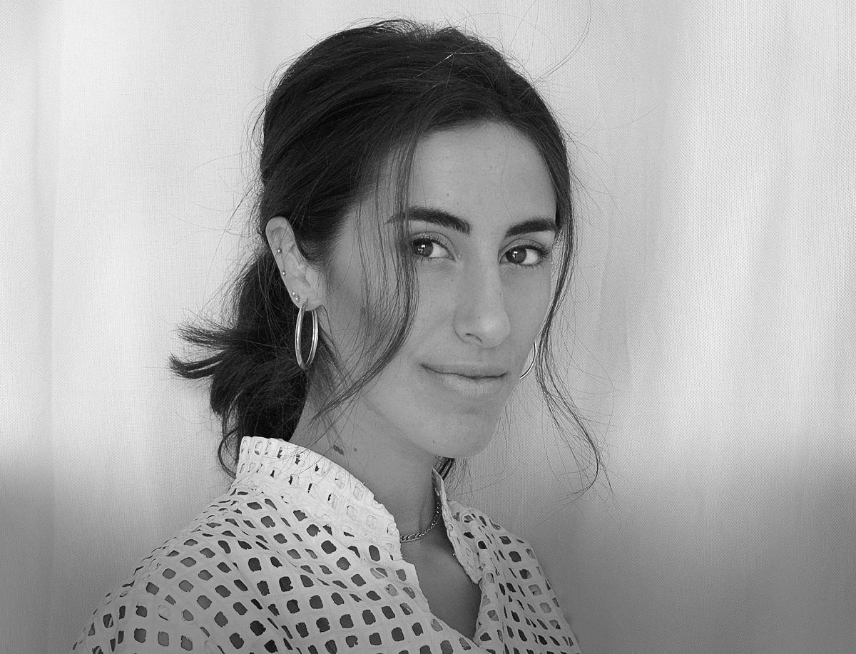 Paula Ulargui, Diseñadora creativa comprometida con el futuro de la moda sostenible integrando plantas vivas que crecen en la ropa